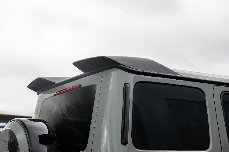 Ở phía sau, Kahn Design lắp thêm cho chiếc AMG G 63 4Matic+ cặp cánh gió nhằm mang đến kiểu dáng tổng thể thể thao và nổi bật hơn. Chi tiết này không được làm từ carbon tương tự nhiều bộ phận gắn thêm khác trên xe.