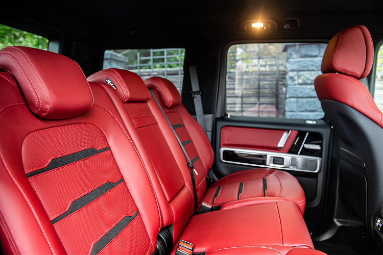 Khoang nội thất của G-Class Carbon Wide Track Edition có tone màu đỏ Bengal kết hợp cùng chất liệu da Alcantara. Nếu không thích thiết kế này, người mua được quyền yêu cầu Kahn Design thay đổi màu sắc tùy thích.