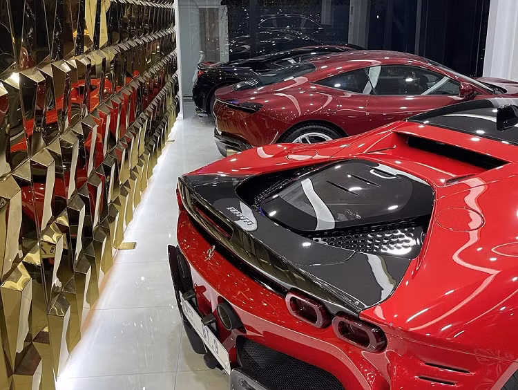 Don Roma, dai gia Campuchia so huu loat xe Ferrari chuc ty dong-Hinh-2