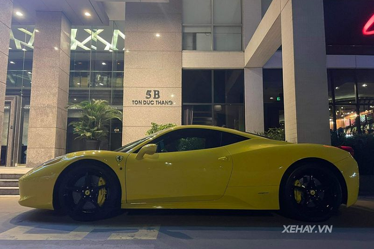 Ra mắt lần đầu vào năm 2009, siêu xe Ferrari 458 Italia sở hữu thiết kế đầy tính khí động học, nổi bật là lưới tản nhiệt phía trước với khả năng giảm sức cản không khí, khe hút gió ở gần đèn trước, khe khuếch tán bên dưới cản sau...