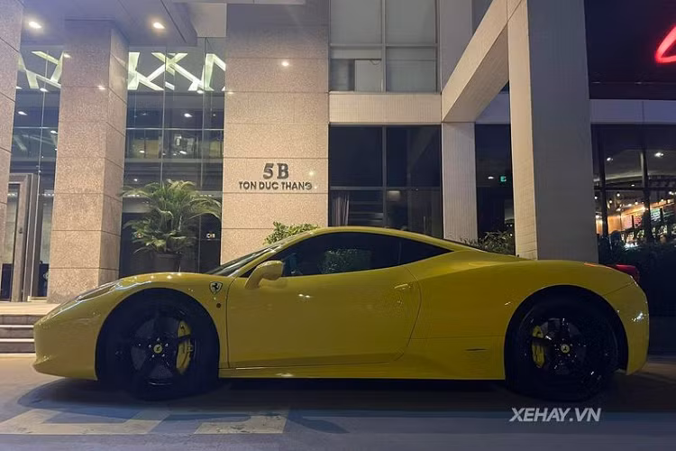 Ra mắt lần đầu vào năm 2009, siêu xe Ferrari 458 Italia sở hữu thiết kế đầy tính khí động học, nổi bật là lưới tản nhiệt phía trước với khả năng giảm sức cản không khí, khe hút gió ở gần đèn trước, khe khuếch tán bên dưới cản sau...