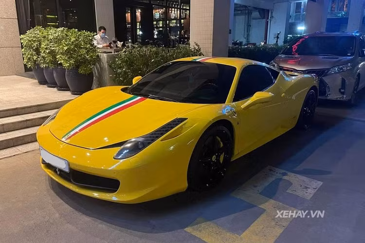 Khác với hầu hết những chiếc Ferrari 458 Italia đời 2010 đang có mặt tại Việt Nam hiện nay, chiếc xe này được chủ nhân giữ lại gần như nguyên bản các trang bị sẵn có, bao gồm cả nước sơn vàng nguyên bản kèm sọc cờ Ý trải dài từ trước ra sau.