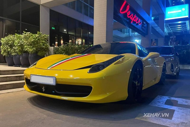 Bên cạnh đó, chiếc Ferrari 458 Italia trong bài viết đã được chủ nhân nâng cấp bộ ống xả IPE để cho ra âm thanh mạnh mẽ hơn, "đã tai" hơn.
