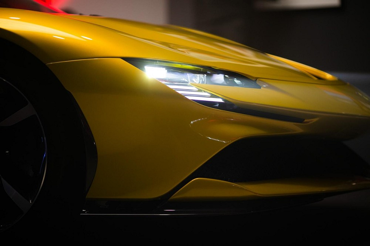 Như vậy, các nhà giàu ở Đông Nam Á đang nhận được chuyến ra mắt đặc biệt cho mẫu siêu xe mui trần Ferrari SF90 Spider khi hết Malaysia giờ đến lượt Thái Lan đã có suất giới thiệu, hiện không rõ khi nào đại lý Ferrari Việt Nam sẽ mang SF90 Spider về nước để ra mắt với các đại gia trong nước.