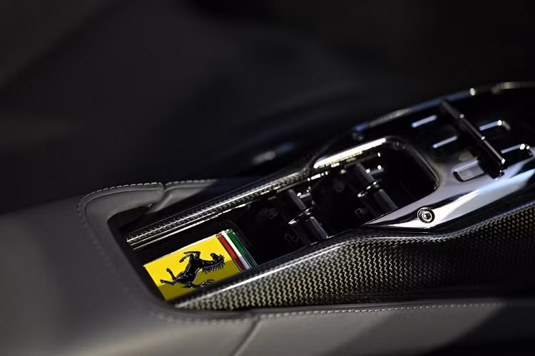 Siêu xe Ferrari SF90 Spider mới ra mắt Thái Lan có màu sơn vàng cát đặc trưng trên phiên bản mui trần của Ferrari SF90 Stradale.