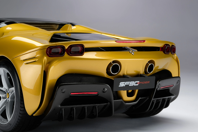 Siêu xe SF90 Spider cũng là chiếc xe Ferrari mui trần nhanh nhất thế giới khi chỉ mất thời gian 2,5 giây để tăng tốc lên 100 km/h từ vị trí xuất phát. Tốc độ tối đa của Ferrari SF90 Spider là 340 km/h.