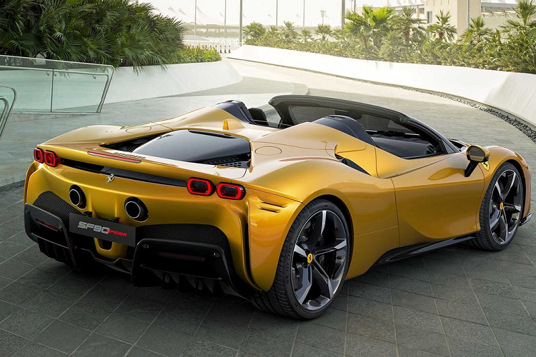 Tương tự như bản Coupe, siêu xe Ferrari SF90 Spider sẽ có thêm tuỳ chọn gói Assetto Fiorano để phục vụ các đại gia. Ferrari SF90 Spider sở hữu kiểu mui xếp cứng, chỉ mất thời gian 14 đến 16 giây để đóng hoặc hạ mui.