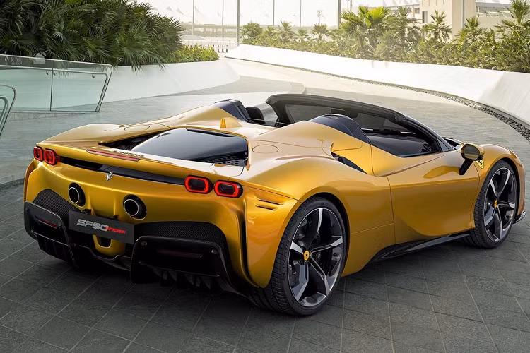 Tương tự như bản Coupe, siêu xe Ferrari SF90 Spider sẽ có thêm tuỳ chọn gói Assetto Fiorano để phục vụ các đại gia. Ferrari SF90 Spider sở hữu kiểu mui xếp cứng, chỉ mất thời gian 14 đến 16 giây để đóng hoặc hạ mui.