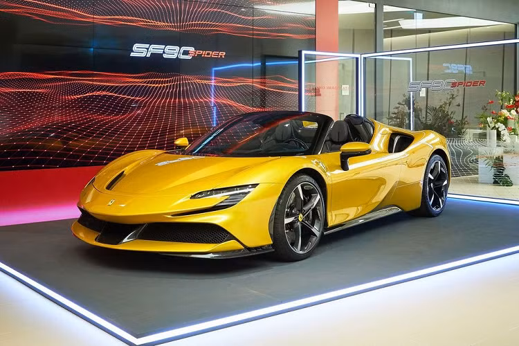 Hệ truyền động plug-in hybrid trên Ferrari SF90 Stradale vẫn được mang sang mẫu siêu xe mui trần SF90 Spider, vì thế, xe sở hữu động cơ xăng V8, tăng áp, dung tích 4.0 lít, sản sinh công suất tối đa 769 mã lực và mô-men xoắn cực đại 800 Nm đi kèm 3 mô-tơ điện mang đến thêm công suất 217 mã lực.