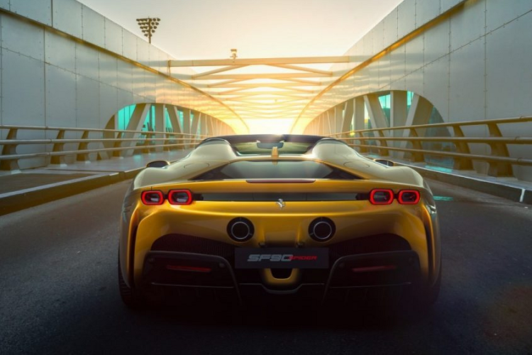 Tổng công suất cho siêu xe mui trần SF90 Spider là 986 mã lực.