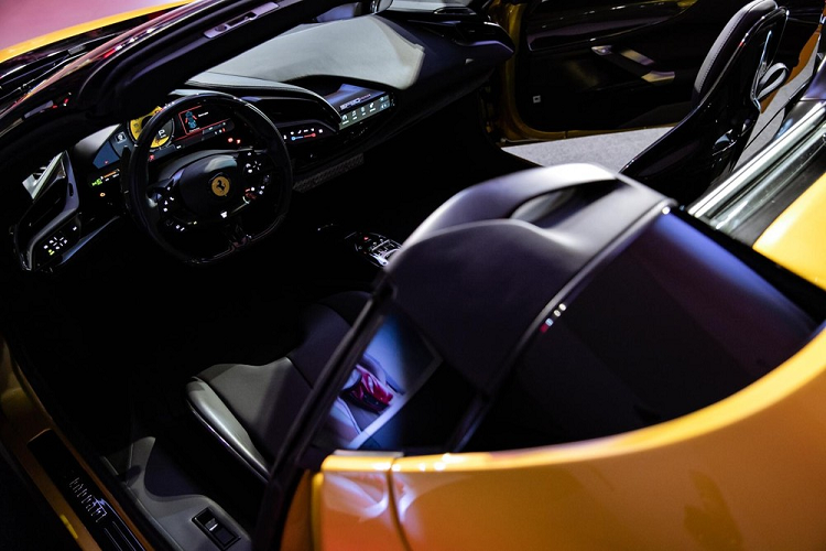 Được biết, giá xe Ferrari SF90 Spider bán ra ở Thái Lan bắt đầu từ 44,9 triệu Baht, tương đương 32,9 tỷ đồng, đã bao gồm các loại thuế. Như vậy, giá xe Ferrari SF90 Spider tại Thái cao hơn 3 tỷ đồng so với mẫu siêu xe Ferrari SF90 Stradale đang được bán chính hãng tại đây và đã có ít nhất 3 chiếc được bàn giao cho các đại gia Thái.