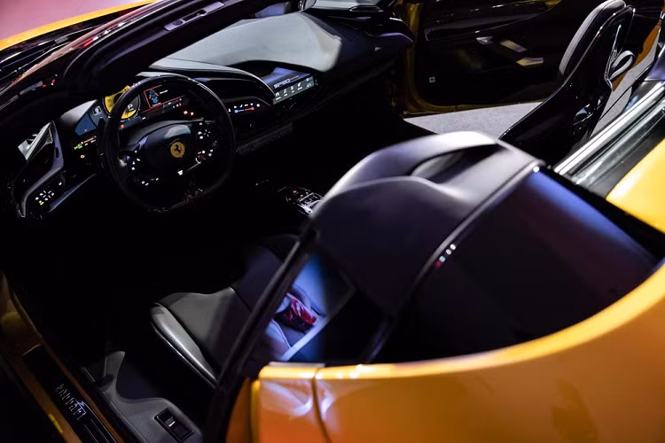 Được biết, giá xe Ferrari SF90 Spider bán ra ở Thái Lan bắt đầu từ 44,9 triệu Baht, tương đương 32,9 tỷ đồng, đã bao gồm các loại thuế. Như vậy, giá xe Ferrari SF90 Spider tại Thái cao hơn 3 tỷ đồng so với mẫu siêu xe Ferrari SF90 Stradale đang được bán chính hãng tại đây và đã có ít nhất 3 chiếc được bàn giao cho các đại gia Thái.