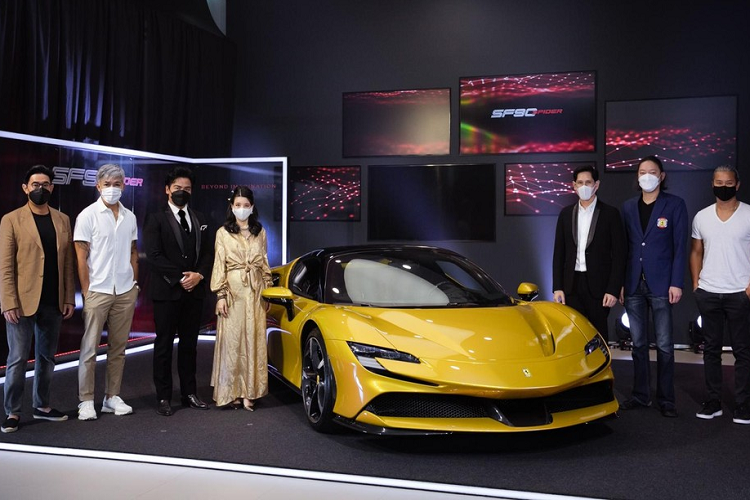 Phiên bản siêu xe mui trần của Ferrari SF90 Stradale mới đang nhận được nhiều chuyến "du lịch" vòng quanh thế giới để ra mắt đến các đại lý Ferrari trên thế giới. Trong đó, Ferrari SF90 Spider đã có màn ra mắt với các đại gia Malaysia cách đây hơn 10 ngày.