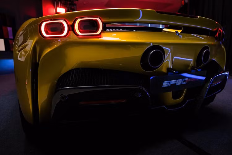 Ngay sau đó, chiếc siêu xe Ferrari SF90 Spider nhanh chóng tiếp tục lên đường để "hạ cánh" đất nước Đông Nam Á tiếp theo là Thái Lan nhằm giới thiệu. Mới đến Malaysia, siêu xe Ferrari SF90 Spider lật đật "hạ cánh" ở Thái Lan để trình diện. Ferrari SF90 Spider có giá bán hơn 32 tỷ đồng tại Thái Lan