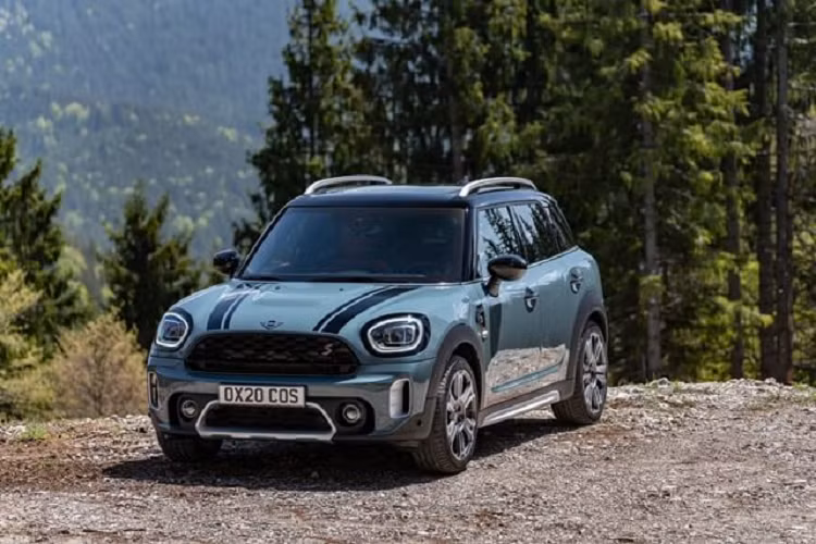 Bước vào bên trong, nội thất của MINI Countryman 2021 vẫn hướng tới sự cao cấp với bề mặt bọc da màu đen Piano. Phía sau vô lăng có sự xuất hiện của bảng đồng hồ dạng kỹ thuật số kích thước 5 inch, màn hình cảm ứng nằm trong bảng điều khiển hình tròn đặc trưng của xe có kích cỡ khoảng 8 inch và tích hợp kết nối Apple CarPlay không dây.