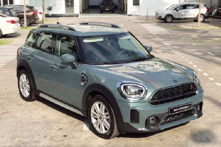 Một số tiện nghi đáng chú ý trên MINI Countryman thế hệ mới bao gồm ghế chỉnh điện, nhớ vị trí ghế lái, hệ thống âm thanh Harman Kardon, hệ thống định vị, hệ thống kiểm soát khoảng cách đỗ xe trước/sau, camera lùi.