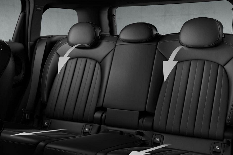 Nóc xe và gương chiếu hậu của MINI Countryman 2021 có tùy chọn màu đen hoặc bạc khác với màu thân xe. Bên cạnh đó, xe còn được trang bị mâm hợp kim 18 inch, 6 chấu kép có thiết kế kiểu mới. Ở phía sau vẫn là cụm đèn hậu LED mang biểu tượng Union Jack đặc trưng.