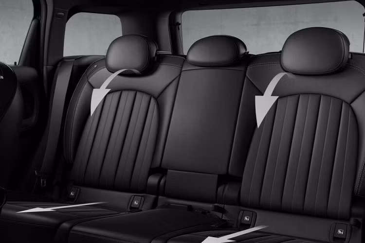 Nóc xe và gương chiếu hậu của MINI Countryman 2021 có tùy chọn màu đen hoặc bạc khác với màu thân xe. Bên cạnh đó, xe còn được trang bị mâm hợp kim 18 inch, 6 chấu kép có thiết kế kiểu mới. Ở phía sau vẫn là cụm đèn hậu LED mang biểu tượng Union Jack đặc trưng.