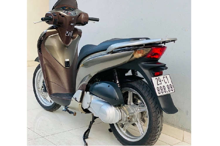 Ngay sau khi đăng kí lần đầu năm 2020 và bốc trúng biển số đẹp thì chiếc xe đã được định giá ở mước 900 triệu đồng. Theo chia sẻ của anh Hưng, thì chiếc xe này anh cũng mua lại của một dân chơi xe biển số đẹp có tiếng tại Hà Nội. Ngay sau khi mua chiếc Honda SH150i biển kiểm soát 29C1-888.88 về anh đã làm thủ tục sang tên chính chủ về tên mình. 