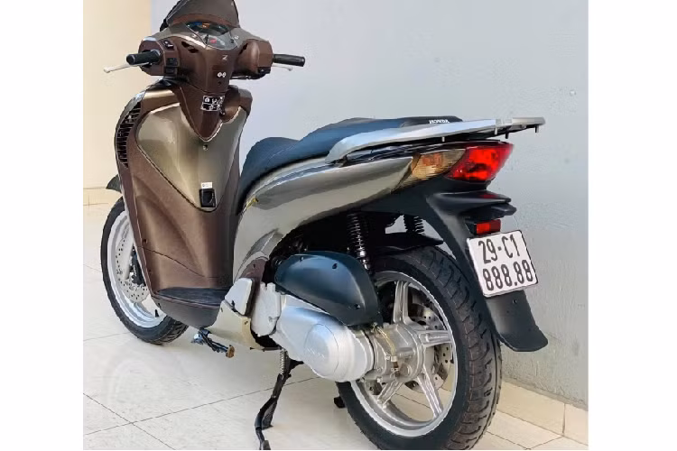 Ngay sau khi đăng kí lần đầu năm 2020 và bốc trúng biển số đẹp thì chiếc xe đã được định giá ở mước 900 triệu đồng. Theo chia sẻ của anh Hưng, thì chiếc xe này anh cũng mua lại của một dân chơi xe biển số đẹp có tiếng tại Hà Nội. Ngay sau khi mua chiếc Honda SH150i biển kiểm soát 29C1-888.88 về anh đã làm thủ tục sang tên chính chủ về tên mình. 