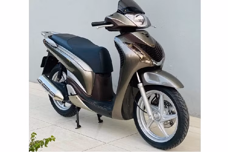Điều đặc biệt là chiếc xe ga Honda SH150i đời cũ này dù sản xuất năm 2011 nhưng chỉ mới đăng kí lần đầu vào tháng 12/2020. Sau khi qua tay một số chủ, tới thời điểm hiện tại thì chủ mới của chiếc xe là anh Hoàng Kiều Hưng (Cầu Giấy, Hà Nội). 
