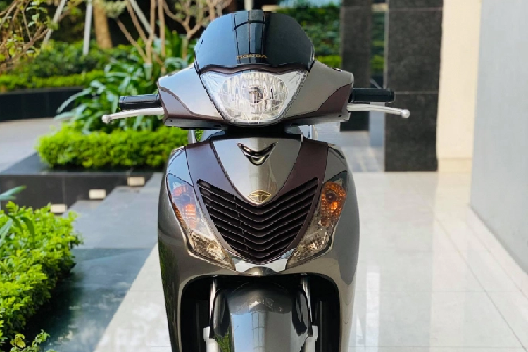 Hình thức còn lại của chiếc xe không có nhiều khách biệt với các mẫu Honda SH truyền thống. Mẫu SH 150i nhập Ý được trang bị động cơ 150 cc, 4 kỳ, làm mát bằng chất lỏng, công suất tối đa 15,5 mã lực, mô-men xoắn cực đại 14 Nm. SH nhập được đánh giá tăng tốc tốt hơn, máy êm, ga nhẹ hơn so với SH cùng phân khối sản xuất trong nước, tuy nhiên nhược điểm là tốn xăng khi mức tiêu thụ nhiên liệu của SH 150i nhập lên đến gần 4 lít/100 km. 