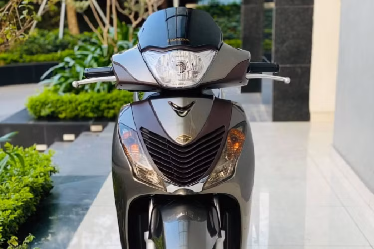 Hình thức còn lại của chiếc xe không có nhiều khách biệt với các mẫu Honda SH truyền thống. Mẫu SH 150i nhập Ý được trang bị động cơ 150 cc, 4 kỳ, làm mát bằng chất lỏng, công suất tối đa 15,5 mã lực, mô-men xoắn cực đại 14 Nm. SH nhập được đánh giá tăng tốc tốt hơn, máy êm, ga nhẹ hơn so với SH cùng phân khối sản xuất trong nước, tuy nhiên nhược điểm là tốn xăng khi mức tiêu thụ nhiên liệu của SH 150i nhập lên đến gần 4 lít/100 km. 