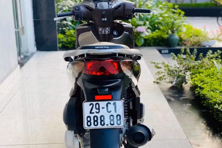 Lý giải cho việc một chiếc xe Honda SH đời cũ lại có giá cao như vậy, anh Lê Mạnh Tuân (một người chơi xe biển đẹp tại Long Biên) cho hay: “Một chiếc xe Dream biển ngũ 8 giờ cũng có giá từ 600 đến 700 triệu đồng, nên việc chiếc SH150 hàng hiếm có giá 890 triệu đồng là bình thường, nếu biển đẹp rơi vào ôtô sẽ còn có giá khủng nữa”. 