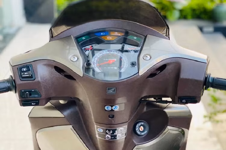 Giá xe Honda SH150i 2011 hiện tại của chiếc xe được anh Hưng đưa ra là 890 triệu đồng. Với giá này chiếc SH150 biển 29C1-888.88 đắt gần gấp 3 lần mẫu SH300i 2021 và đắt hơn cả mẫu SUV của Honda là HR-V 1.8L (871 triệu đồng). 