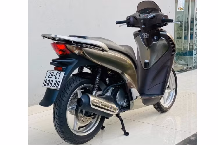 Theo một số đánh giá của giới chơi xe, giá trị một chiếc Honda SH150i nhập Ý đầu số máy 106 đã qua sử dụng nhưng còn mới nếu chưa tính giá trị biển số đã lên đến hơn 300 triệu đồng. Đó là chưa kể chiếc xe này còn mới nguyên, chưa qua sử dụng cho đến cuối năm 2020 đăng kí ra tên lần đầu khiến cho giá trị chiếc xe càng tăng cao. 