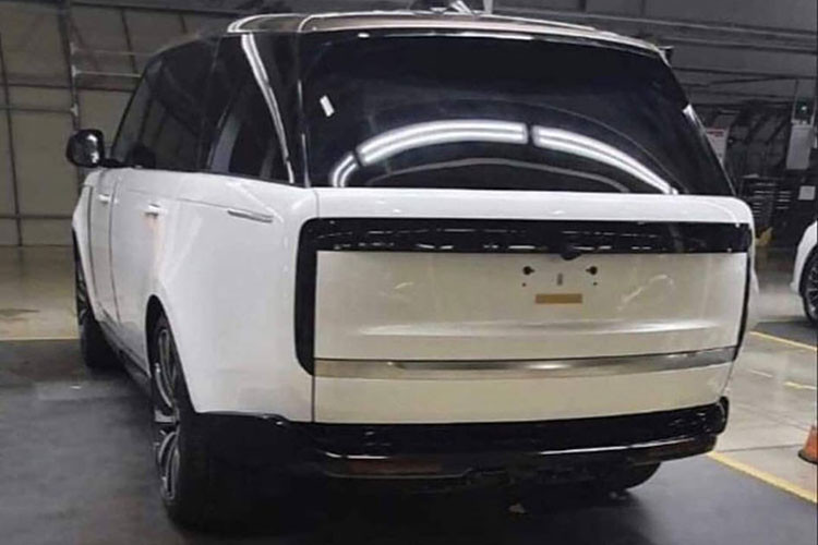 Cụ thể, mẫu xe SUV Range Rover 2022 được bổ sung lưới tản nhiệt mới với thiết kế nông hơn trước. Ngoài ra, Range Rover 2022 còn có cụm đèn pha thay đổi nhẹ so với phiên bản cũ. Bên dưới là hốc gió trung tâm nằm ngang có thiết kế gọn gàng hơn.