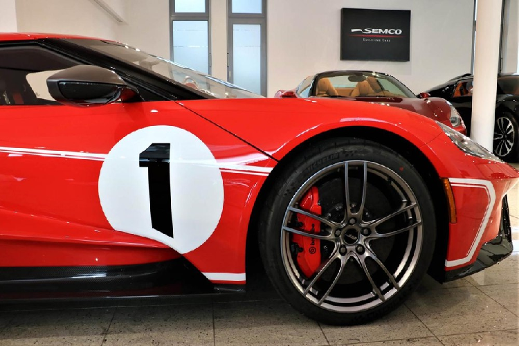 Tiến vào bên trong khoang lái, Ford GT '67 Heritage Edition lại nhận được thay đổi so với bản tiêu chuẩn như ghế ngồi thể thao bọc da Ebony kết hợp cùng chất liệu sợi carbon. Dây an toàn màu đỏ cũng làm nổi bật cho nội thất siêu xe này. Hệ thống giải trí có trang bị mới là màn hình LCD.