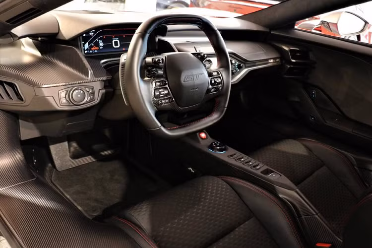 Ford GT Heritage Edition mới được sản xuất với số lượng hạn chế và không phải ai có tiền cũng có thể mua được theo diện xe mới từ nhà máy. Thay vào đó, các khách hàng thường mua xe từ các đại lý và giá bán bị "hét giá" gấp 3 lần. Siêu xe Ford GT Heritage Edition này liệu có khách Việt nào "máu" để sở hữu.