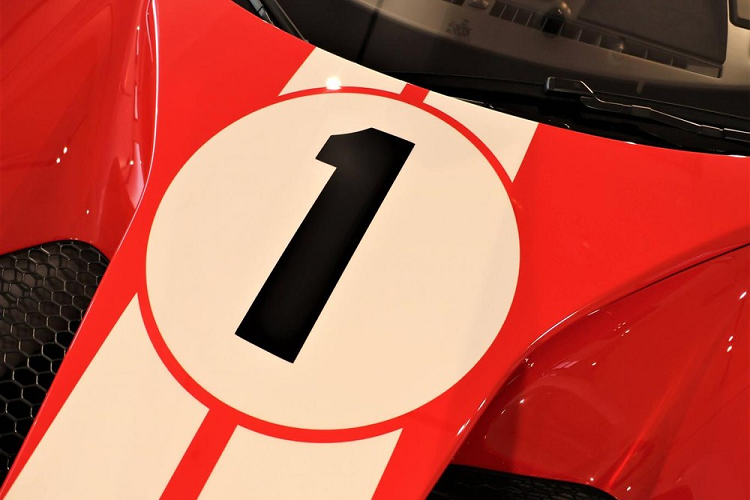 Về thiết kế, siêu xe Ford GT '67 Heritage Edition có một số sự khác biệt so với bản tiêu chuẩn, ấn tượng đầu tiên chính là bộ "vest" đỏ Race cùng điểm nhấn là 2 sọc màu trắng chạy dài từ nắp capô, lên trần, kết thúc đuôi xe hay con số 1 trên nắp capô và 2 bên hông xe giúp gợi nhớ đến mẫu xe đua huyền thoại GT40 Mark IV đã giúp hãng Ford có chiến thắng lịch sử tại giải đua Le Mans 1967.