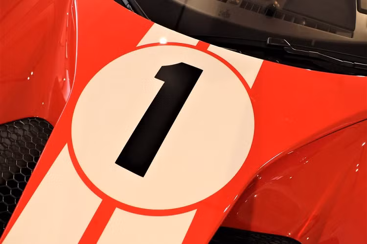 Về thiết kế, siêu xe Ford GT '67 Heritage Edition có một số sự khác biệt so với bản tiêu chuẩn, ấn tượng đầu tiên chính là bộ "vest" đỏ Race cùng điểm nhấn là 2 sọc màu trắng chạy dài từ nắp capô, lên trần, kết thúc đuôi xe hay con số 1 trên nắp capô và 2 bên hông xe giúp gợi nhớ đến mẫu xe đua huyền thoại GT40 Mark IV đã giúp hãng Ford có chiến thắng lịch sử tại giải đua Le Mans 1967.