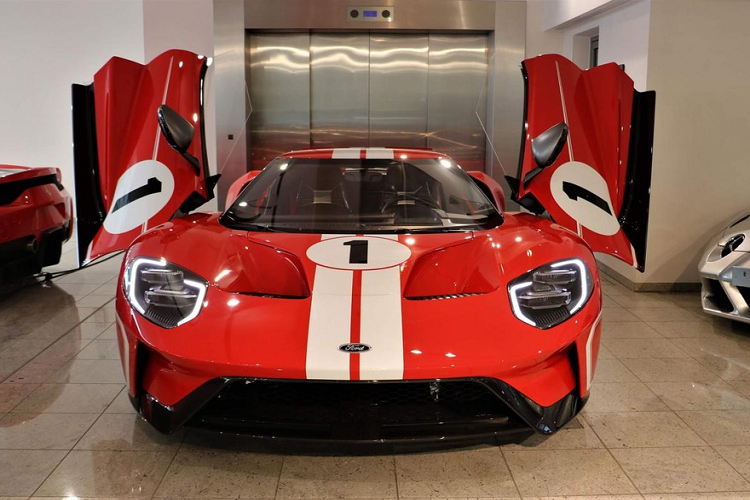 Ở ngoại hình, siêu xe Ford GT gây ấn tượng với thiết kế khoẻ khoắn, đèn pha LED cá tính và bộ cửa cánh bướm đẹp mắt nhưng lại tạo ra không gian hẹp cho người ngồi ra vào khoang lái. Phần đuôi siêu xe Ford GT phát triển giống các mẫu xe đua.