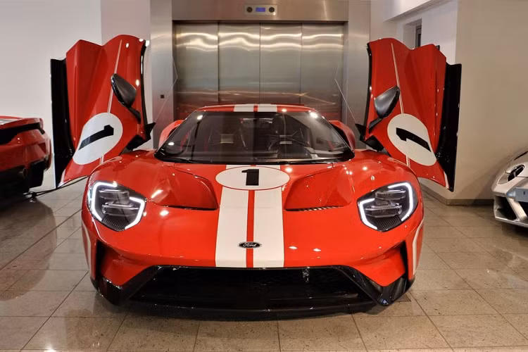 Ở ngoại hình, siêu xe Ford GT gây ấn tượng với thiết kế khoẻ khoắn, đèn pha LED cá tính và bộ cửa cánh bướm đẹp mắt nhưng lại tạo ra không gian hẹp cho người ngồi ra vào khoang lái. Phần đuôi siêu xe Ford GT phát triển giống các mẫu xe đua.