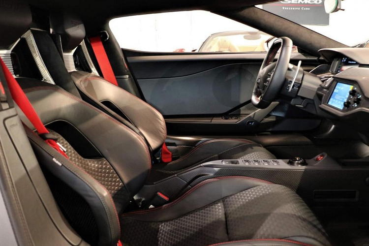 Đơn cử, nhiều chiếc siêu xe Ford GT thế hệ mới đã qua sử dụng đang rao bán trên thế giới có giá trên 1 triệu đô la. Trong đó, Ford từng đưa ra mức giá xuất xưởng 400.000 đô la cho các khách hàng được hãng cho phép đặt mua. 1 chiếc siêu xe Ford GT phiên bản Heritage Edition đang được chào bán 1,2 triệu Euro, tương đương 35 tỷ đồng.