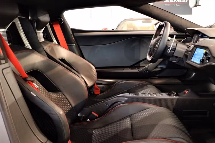 Đơn cử, nhiều chiếc siêu xe Ford GT thế hệ mới đã qua sử dụng đang rao bán trên thế giới có giá trên 1 triệu đô la. Trong đó, Ford từng đưa ra mức giá xuất xưởng 400.000 đô la cho các khách hàng được hãng cho phép đặt mua. 1 chiếc siêu xe Ford GT phiên bản Heritage Edition đang được chào bán 1,2 triệu Euro, tương đương 35 tỷ đồng.