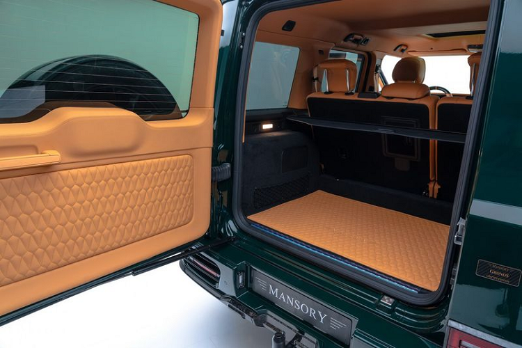 Tiến vào bên trong, nội thất của Mansory Gronos 2021 được bọc lại bằng da nâu sang trọng, kết hợp với nhiều chi tiết ốp sợi carbon. Ngoài ra, xe còn có vô lăng thể thao cũng được bọc da, các pê-đan mới bằng nhôm, logo Mansory thêu trên các lưng ghế và thảm sàn.