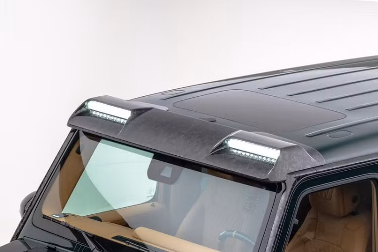 Mansory Gronos mới có rất nhiều bộ phận làm từ sợi carbon đúc kiểu mới, bao gồm nắp ca-pô, cản va, phụ kiện trên mui xe, giá đựng bánh xe dự phòng, khoang động cơ...Thân xe được hoàn thiện trong màu xanh lục British Racing Green rất đẹp mắt.