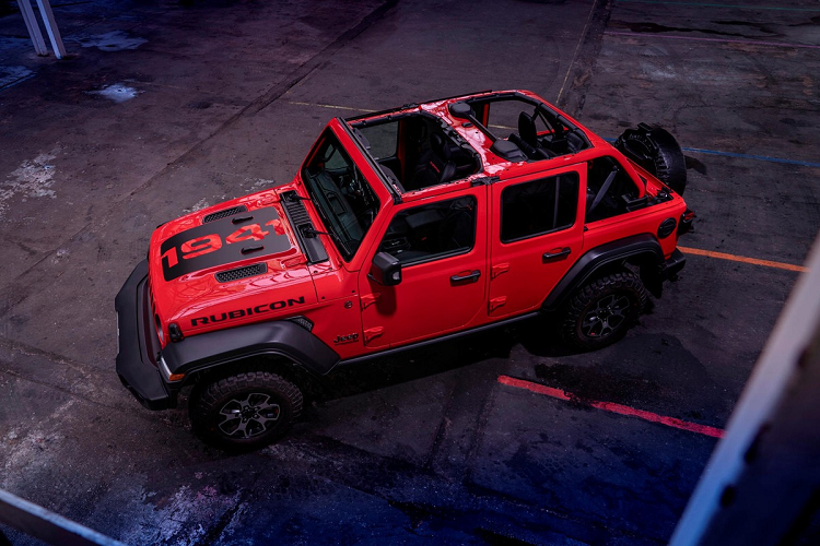 Mẫu xe SUV địa hình Jeep Wrangler 1941 Edition được trang bị gói Performance Parts giúp ngoại hình trông hầm hố và đặc biệt hơn. Trong đó, hốc bánh xe được mở rộng, nắp ca-pô dán decal số 1941, các chi tiết được sơn đen như nắp bình xăng, ốp bệ bước chân...