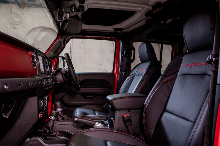 Các trang bị tiện ích cao cấp gồm có ghế ngồi bọc da với hàng ghế trước tích hợp sưởi, hệ thống thông tin giải trí hỗ trợ kết nối Apple CarPlay, màn hình cảm ứng 8,1 inch, dàn âm thanh Alpine công suất 552 watt, điều hòa tự động 2 vùng...