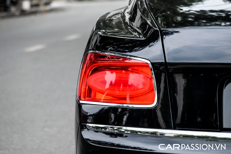 Đuôi xe cũng được nâng cấp với các chi tiết gồm: cản va, vè bánh xe, nắp cốp, nẹp kim loại và cụm đèn hậu có thiết kế tối giản hơn. Một điểm khá thú vị là chụp ống xả hình oval trên Bentley Continental Flying Spur lại được chủ nhân đổi sang loại có dạng số 8 nằm ngang, vốn là trang bị trên các dòng xe Bentley sử dụng động cơ V8. Đáng chú ý nhất phải kể đến sự xuất hiện của bộ mâm Forgiato có đường kính lên đến 22 inch, chi tiết này mang thiết kế khá lạ mắt với các chấu được sơn đen và có giá bán không hề dễ chịu.