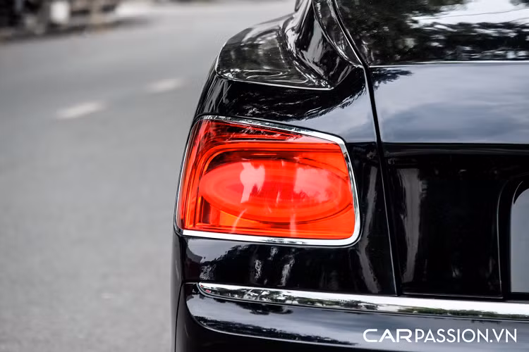 Đuôi xe cũng được nâng cấp với các chi tiết gồm: cản va, vè bánh xe, nắp cốp, nẹp kim loại và cụm đèn hậu có thiết kế tối giản hơn. Một điểm khá thú vị là chụp ống xả hình oval trên Bentley Continental Flying Spur lại được chủ nhân đổi sang loại có dạng số 8 nằm ngang, vốn là trang bị trên các dòng xe Bentley sử dụng động cơ V8. Đáng chú ý nhất phải kể đến sự xuất hiện của bộ mâm Forgiato có đường kính lên đến 22 inch, chi tiết này mang thiết kế khá lạ mắt với các chấu được sơn đen và có giá bán không hề dễ chịu.