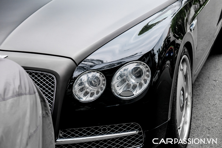 Sau thời gian dài sử dụng, chủ nhân của mẫu xe siêu sang đến từ Anh Quốc đã quyết định "lên đời" cho toàn bộ phần ngoại thất với bộ bodykit của thế hệ Flying Spur thứ hai được sản xuất trong khoảng thời gian từ năm 2013-2019.