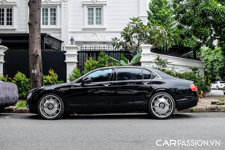 Chưa hết, hệ thống đèn chiếu sáng kép trên xe cũng được nâng cấp lên cụm đèn pha Bi-Xenon kết hợp các đèn LED định vị ở thế hệ thứ hai. Nhằm hoàn thiện khu vực này, chủ xe cũng thay thế nắp ca-pô và vè bánh trước với khe thoát khí độc đáo của Flying Spur thế hệ sau.