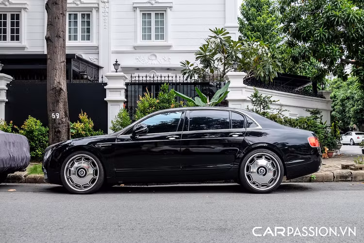 Chưa hết, hệ thống đèn chiếu sáng kép trên xe cũng được nâng cấp lên cụm đèn pha Bi-Xenon kết hợp các đèn LED định vị ở thế hệ thứ hai. Nhằm hoàn thiện khu vực này, chủ xe cũng thay thế nắp ca-pô và vè bánh trước với khe thoát khí độc đáo của Flying Spur thế hệ sau.