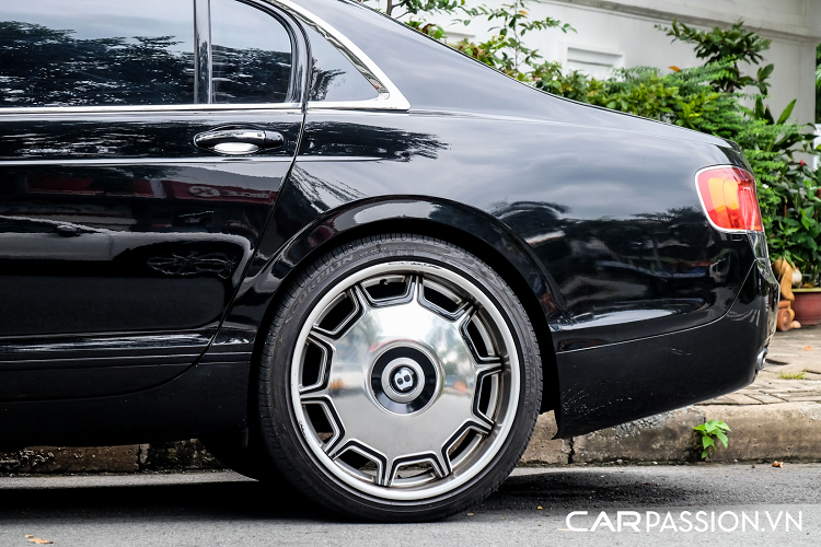 Thêm vào đó, gương chiếu hậu nguyên bản và viền kim loại cửa sổ cũng được bổ sung. Thân xe sở hữu lớp sơn đen bóng đầy sang trọng, tuy nhiên đã được chủ nhân dán decal màu đen mờ kéo dài từ cản trước đến phần viền kính lái để tạo cái nhìn cá tính hơn cho xe.