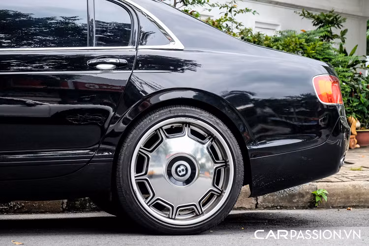 Thêm vào đó, gương chiếu hậu nguyên bản và viền kim loại cửa sổ cũng được bổ sung. Thân xe sở hữu lớp sơn đen bóng đầy sang trọng, tuy nhiên đã được chủ nhân dán decal màu đen mờ kéo dài từ cản trước đến phần viền kính lái để tạo cái nhìn cá tính hơn cho xe.
